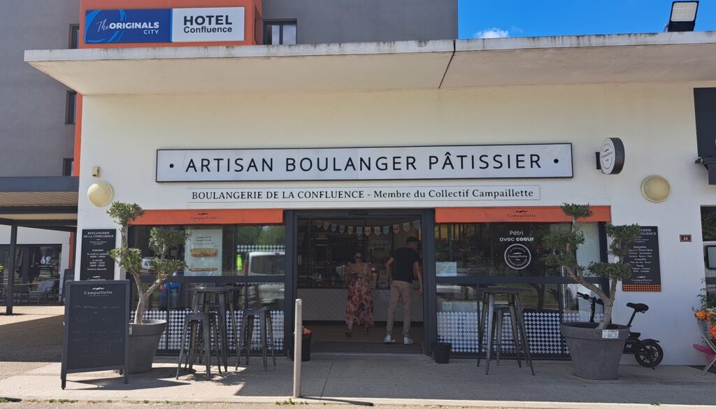 Façade de la boulangerie de la Confluence à Damazan