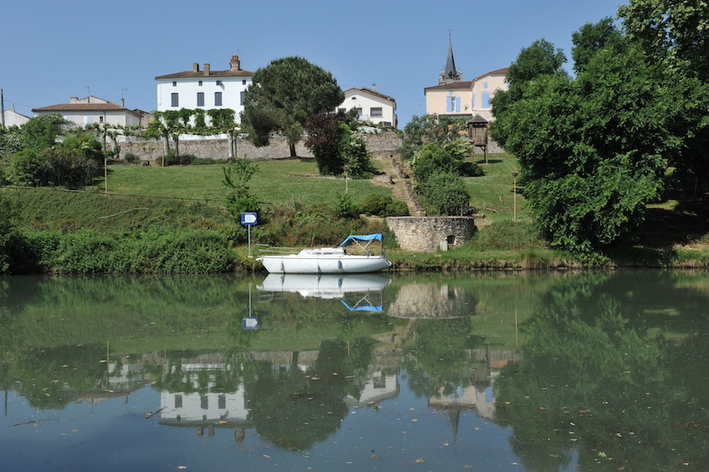 Canal latéral de la Garonne à proximité de Damazan