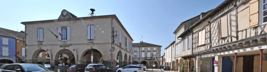 Panoramique de l'entrée de la mairie de Damazan