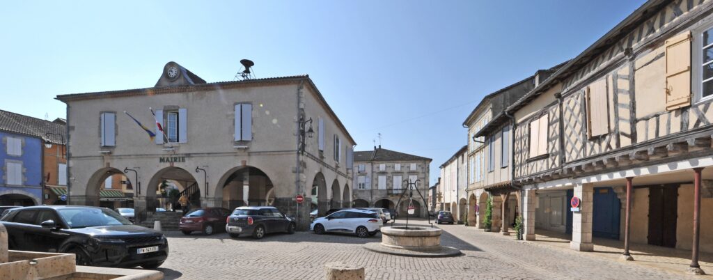 Plan large de l'entrée de la mairie de Damazan