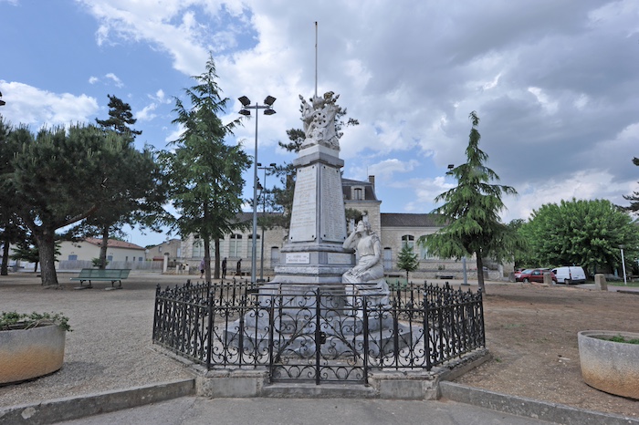 Plan large du monument aux morts de Damazan