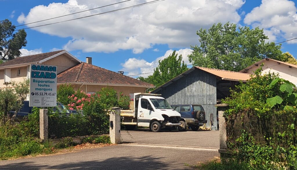 Entrée du Garage Arnaud IZARD à Damazan