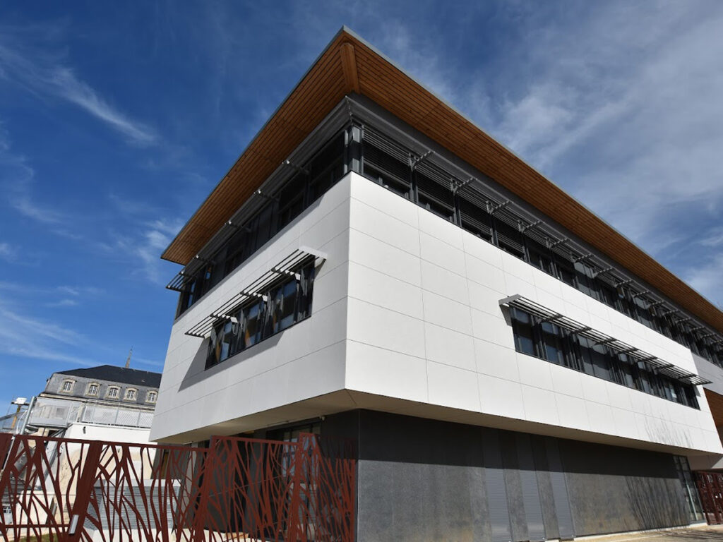 Bannière du Collège Stendhal à l'Aiguillon