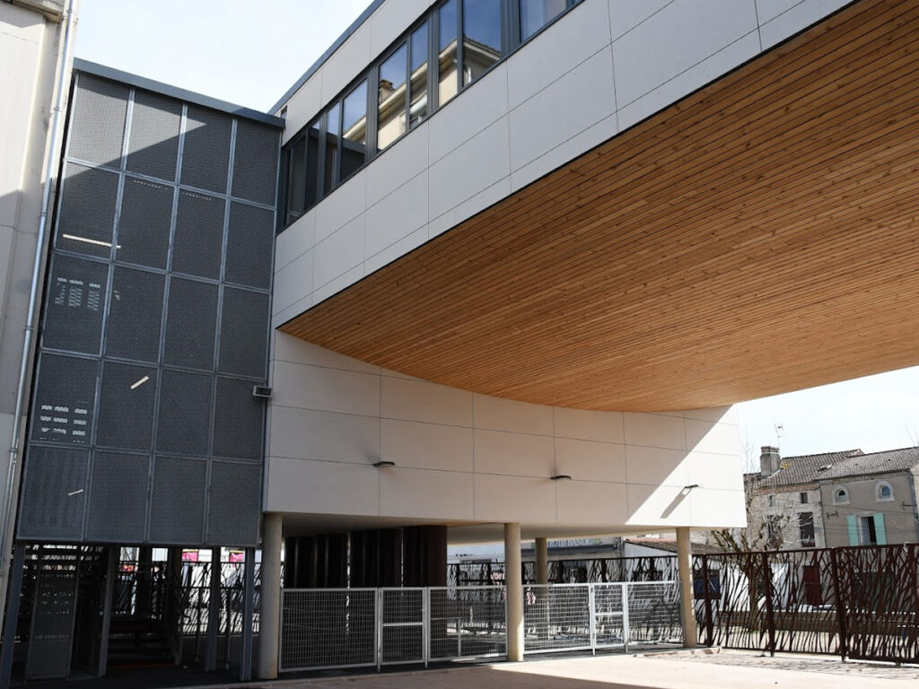 Bannière du Lycée Stendhal à l'Aiguillon