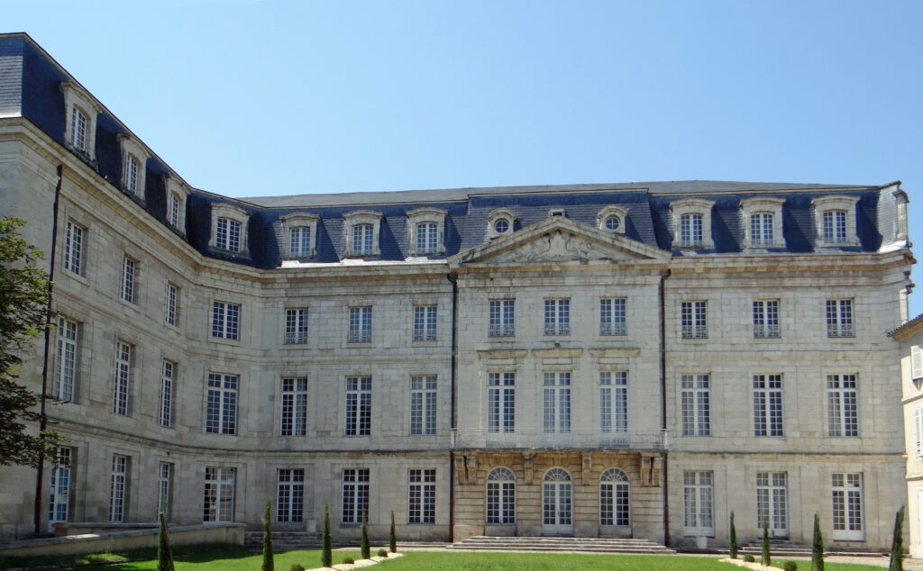 Façade du Château d'Aiguillon à proximité de Damazan