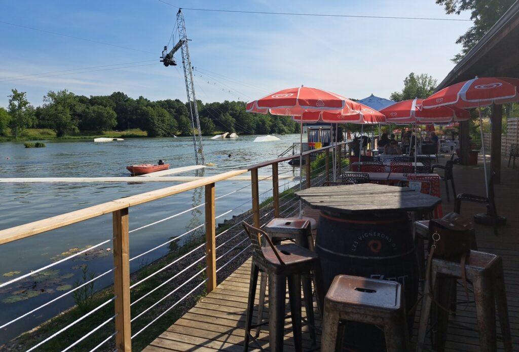 Terrasse du bar restaurant de Cascade Waterpark